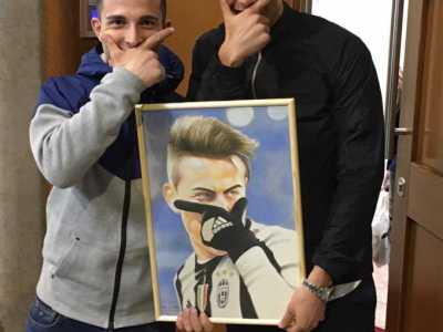 �I giocatori apprezzano i fan spontanei e poco insistenti - spiega Fabio -. Meglio ancora se porti loro dei regali: io per esempio dono a volte dei ritratti dipinti da me nel tempo libero. Lo juventino Dybala in particolare ne ha diversi nella sua abitazione�